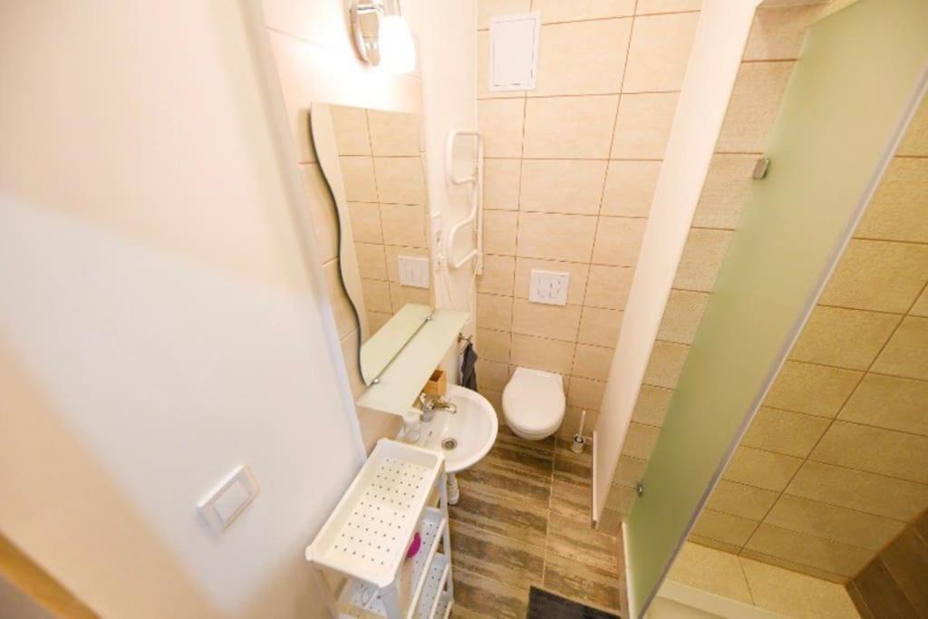 1 Bedroom Flat In Nyar Str., Central Budapest Esterno foto