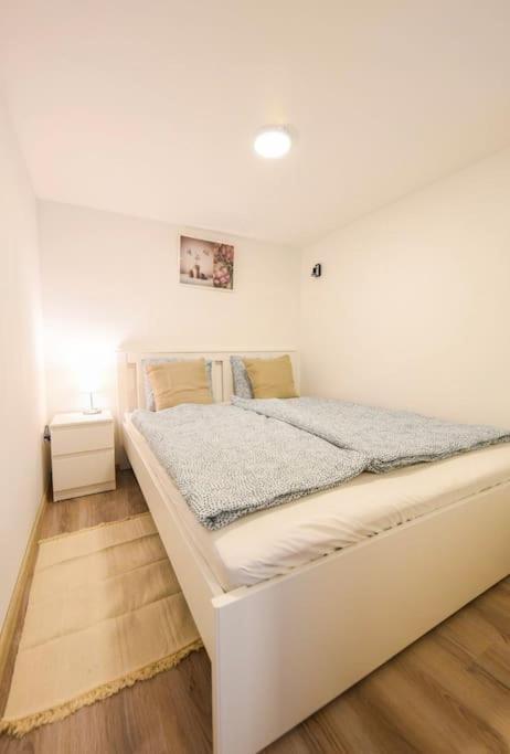 1 Bedroom Flat In Nyar Str., Central Budapest Esterno foto