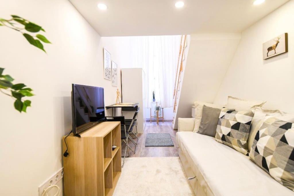 1 Bedroom Flat In Nyar Str., Central Budapest Esterno foto